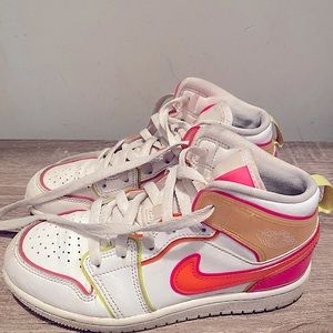 Air Jordan 1 mid edge glow